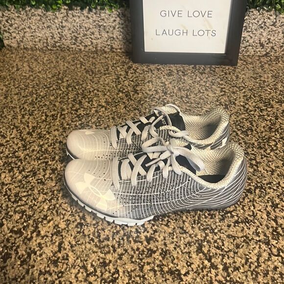 Boys UNDER ARMOR RACE SHOES - Picture 4 of 6